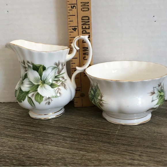 Vtg Royal Albert Trillium Sugar and Creamer - Picture 9 of 11